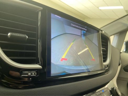 Used 2024 Chrysler Pacifica Touring-L FWD image 33