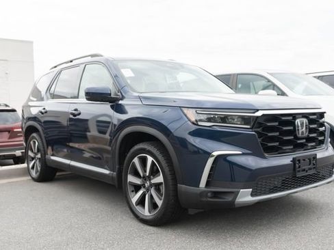 Used 2023 Honda Pilot Touring image 3