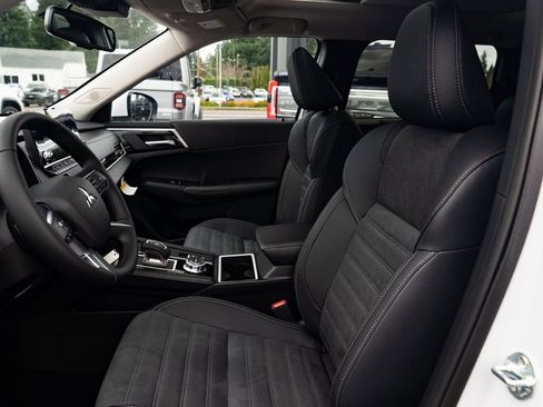 New 2025 Mitsubishi Outlander SE image 18