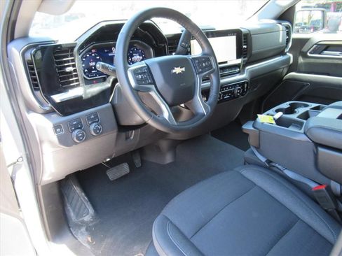 Used 2024 Chevrolet Silverado 1500 LT AWD/4WD image 15