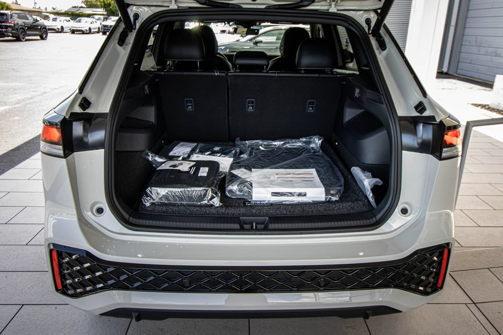 New 2026 Volkswagen Tiguan SE R-Line FWD image 18