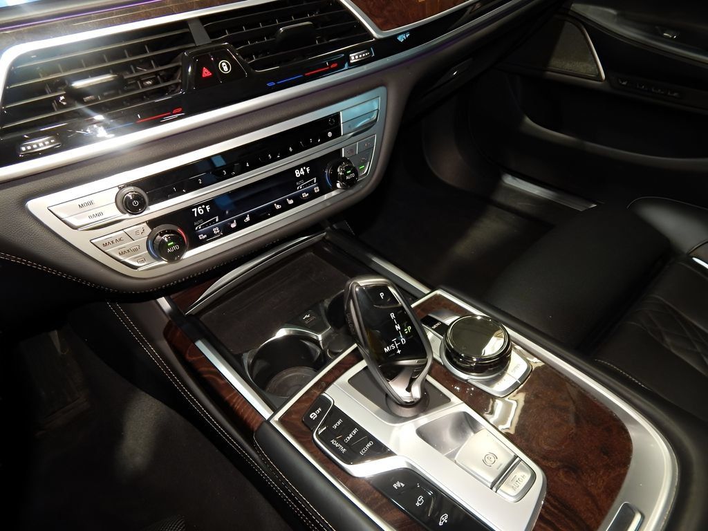 Used 2021 BMW 750i xDrive w/ Executive Package AWD/4WD image 21