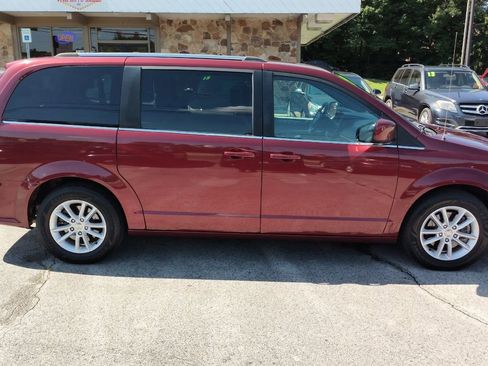 Used 2019 Dodge Grand Caravan SXT image 6