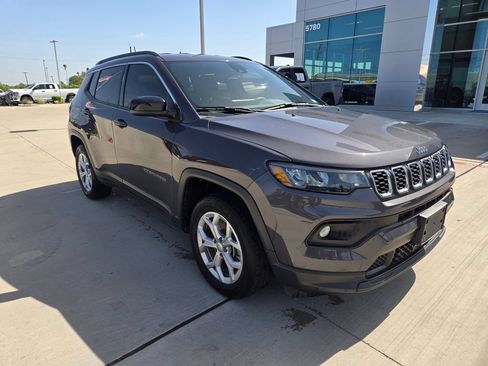 Used 2024 Jeep Compass Latitude AWD/4WD image 1