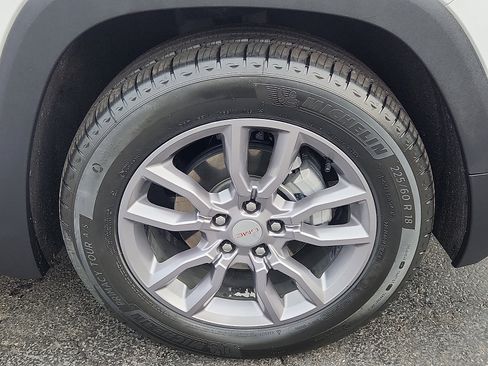 Used 2024 GMC Terrain SLT w/ Infotainment Package II image 8