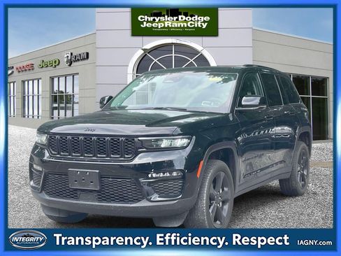 Used 2023 Jeep Grand Cherokee Limited w/ Black Appearance Package AWD/4WD image 1