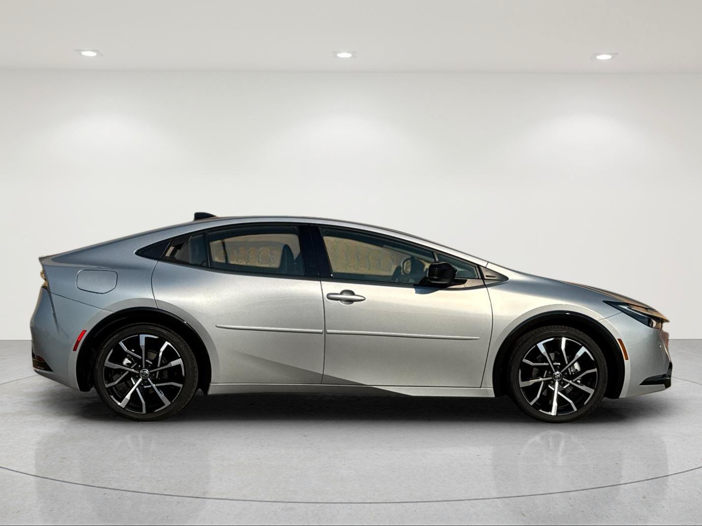 Used 2025 Toyota Prius Plug-In Hybrid FWD image 7