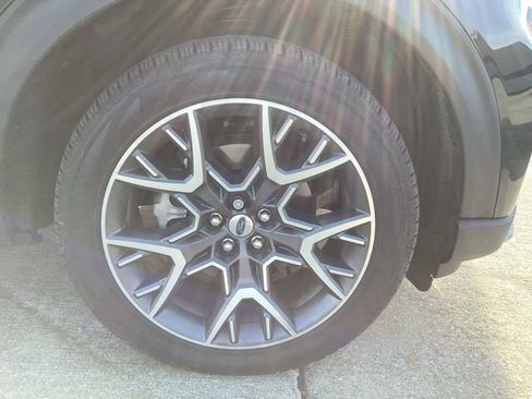 Used 2025 Ford Explorer Platinum w/ Ultimate Package image 8