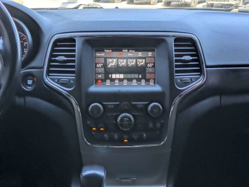 Used 2021 Jeep Grand Cherokee Laredo AWD/4WD image 19