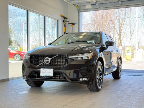 Certified 2025 Volvo XC60 B5 Core AWD/4WD image 2