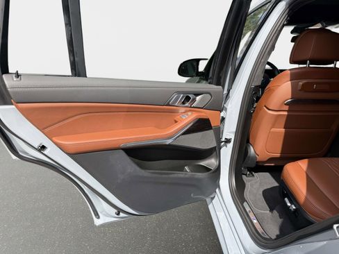 Used 2025 BMW X7 M60i image 39