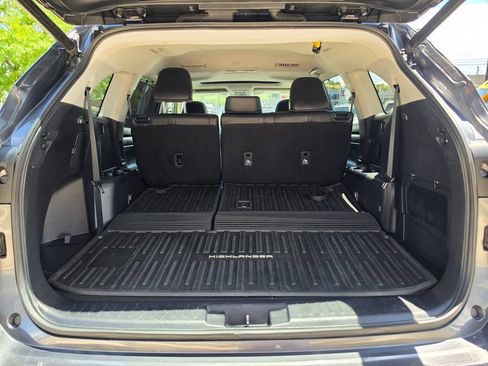 Used 2022 Toyota Highlander XLE AWD/4WD image 15