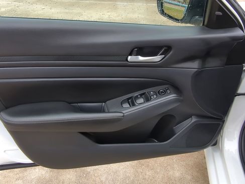 Used 2024 Nissan Altima 2.5 SV image 13