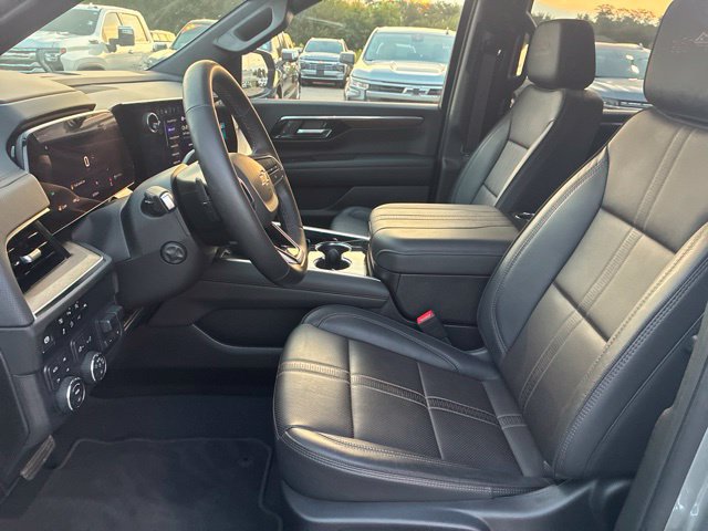 Used 2025 Chevrolet Suburban High Country AWD/4WD image 12