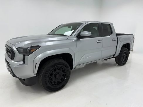 Used 2025 Toyota Tacoma SR5 image 5