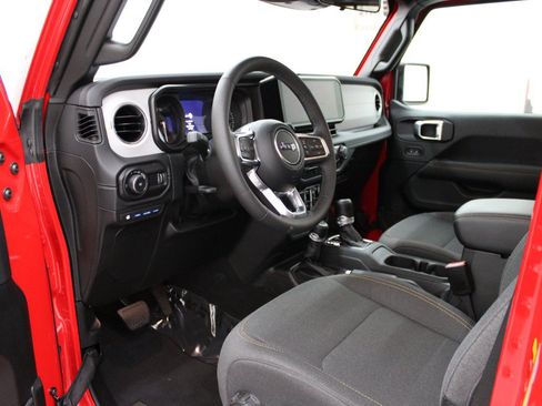 Used 2025 Jeep Wrangler Unlimited Sahara AWD/4WD image 7