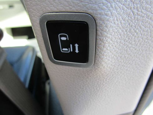 Certified 2024 Chrysler Pacifica Limited image 16