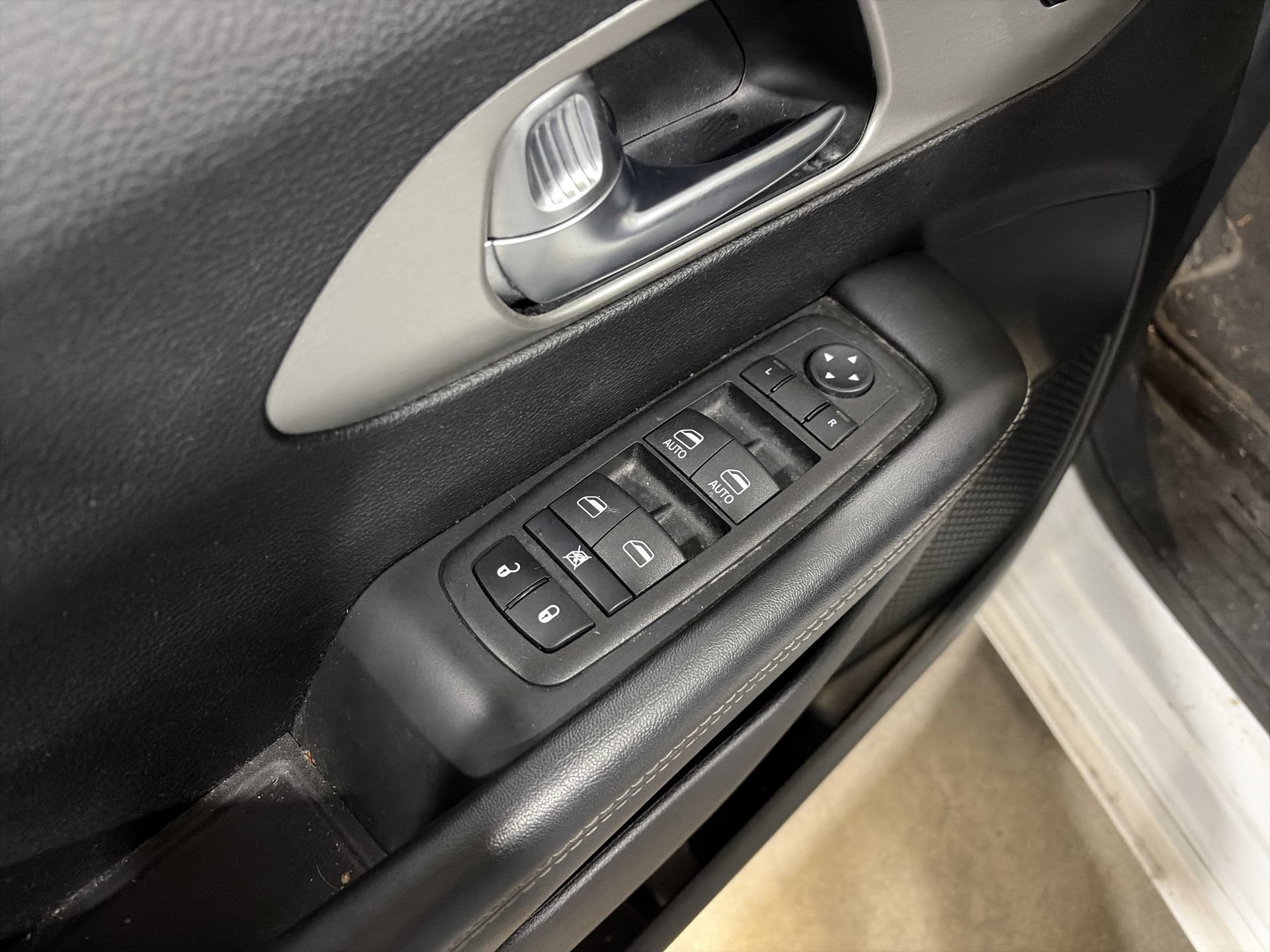 Used 2024 Chrysler Pacifica Premium FWD image 26