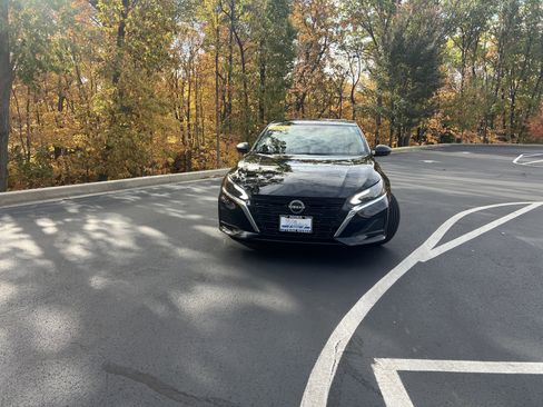 Used 2024 Nissan Altima 2.5 SV image 2