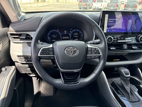 Used 2023 Toyota Highlander Limited image 11