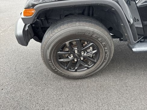 Used 2022 Jeep Gladiator Sport image 11