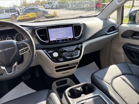 Used 2024 Chrysler Pacifica Touring-L FWD image 31