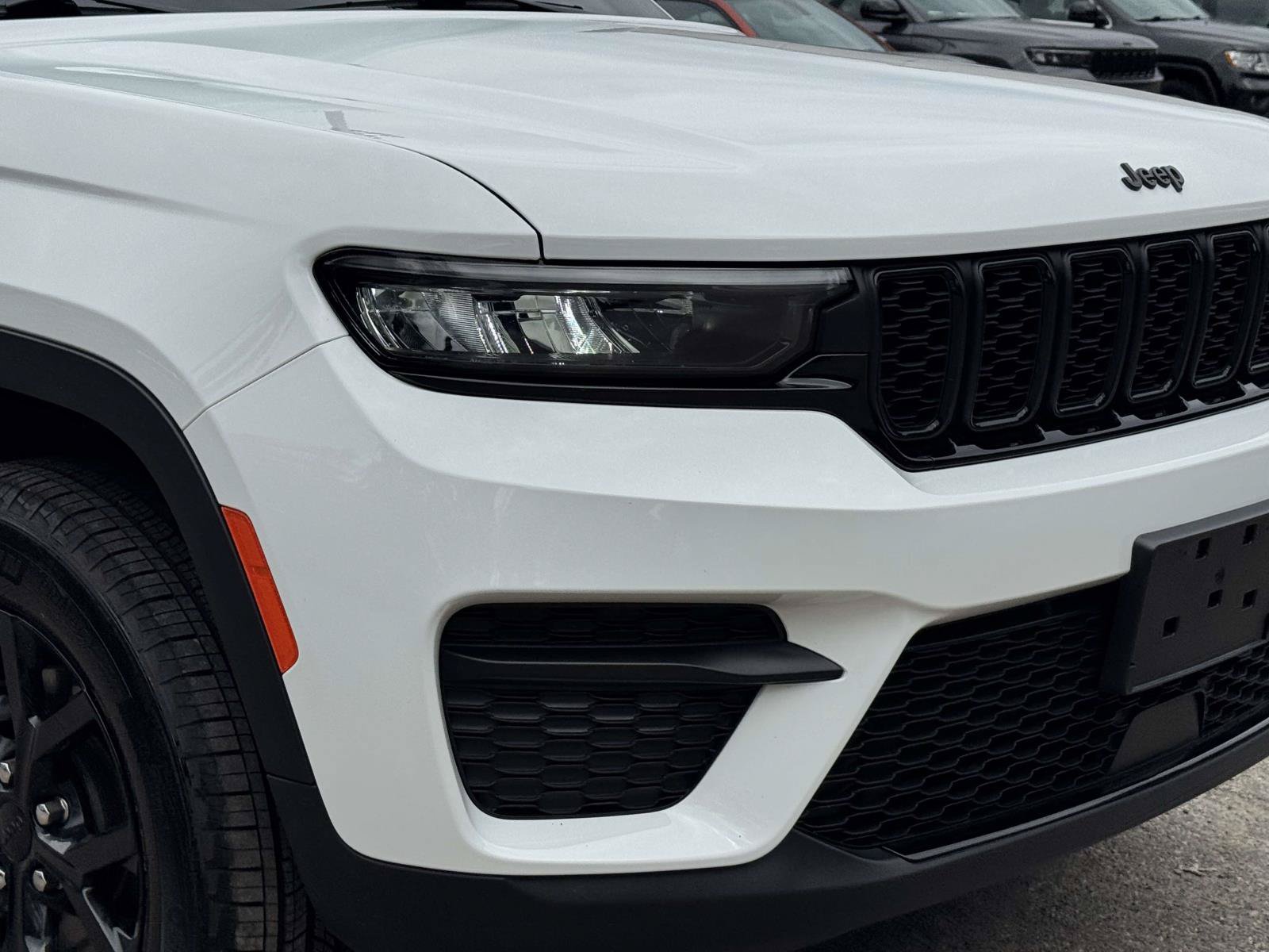 Used 2025 Jeep Grand Cherokee Altitude AWD/4WD image 8