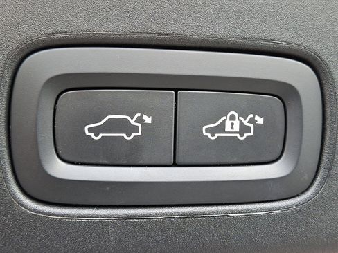 Used 2024 Volvo V90 B6 Cross Country Ultimate image 31