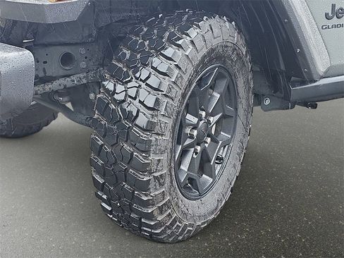 Used 2022 Jeep Gladiator Willys image 35