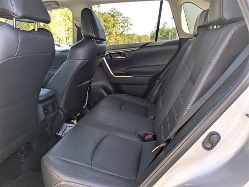 Used 2021 Toyota RAV4 XLE Premium image 10