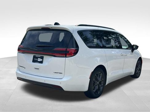 Used 2025 Chrysler Pacifica Limited FWD image 8