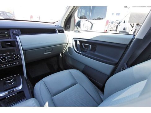 Used 2017 Land Rover Discovery Sport SE image 9
