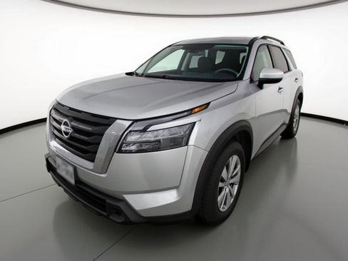 Used 2025 Nissan Pathfinder SV image 3