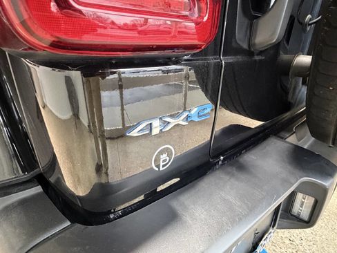 Used 2022 Jeep Wrangler Unlimited Sahara w/ Cold Weather Group image 15