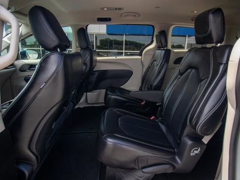 Used 2023 Chrysler Pacifica Touring-L FWD image 8