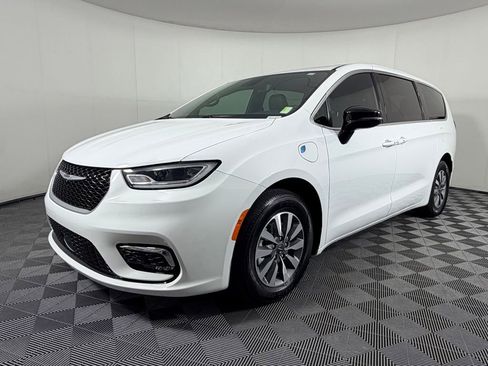 Used 2025 Chrysler Pacifica Select FWD image 10
