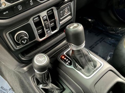 Certified 2025 Jeep Wrangler Sahara w/ Dual Top Group image 13