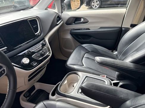 Used 2023 Chrysler Pacifica Touring-L image 24