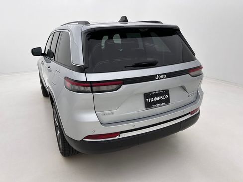 Used 2023 Jeep Grand Cherokee Limited w/ Luxury Tech Group II image 8