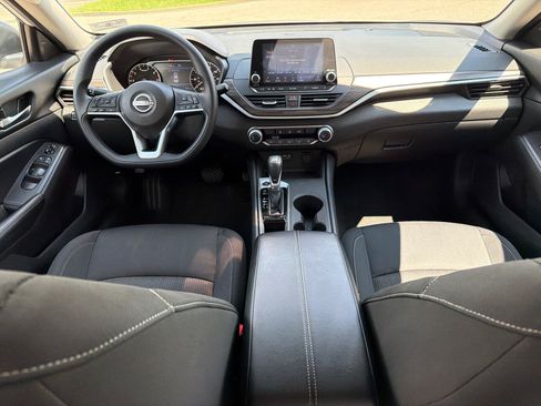 Used 2025 Nissan Altima 2.5 SV FWD image 21
