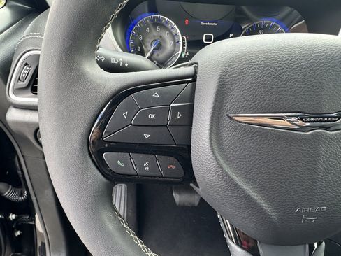 Used 2024 Chrysler Pacifica Touring FWD image 15