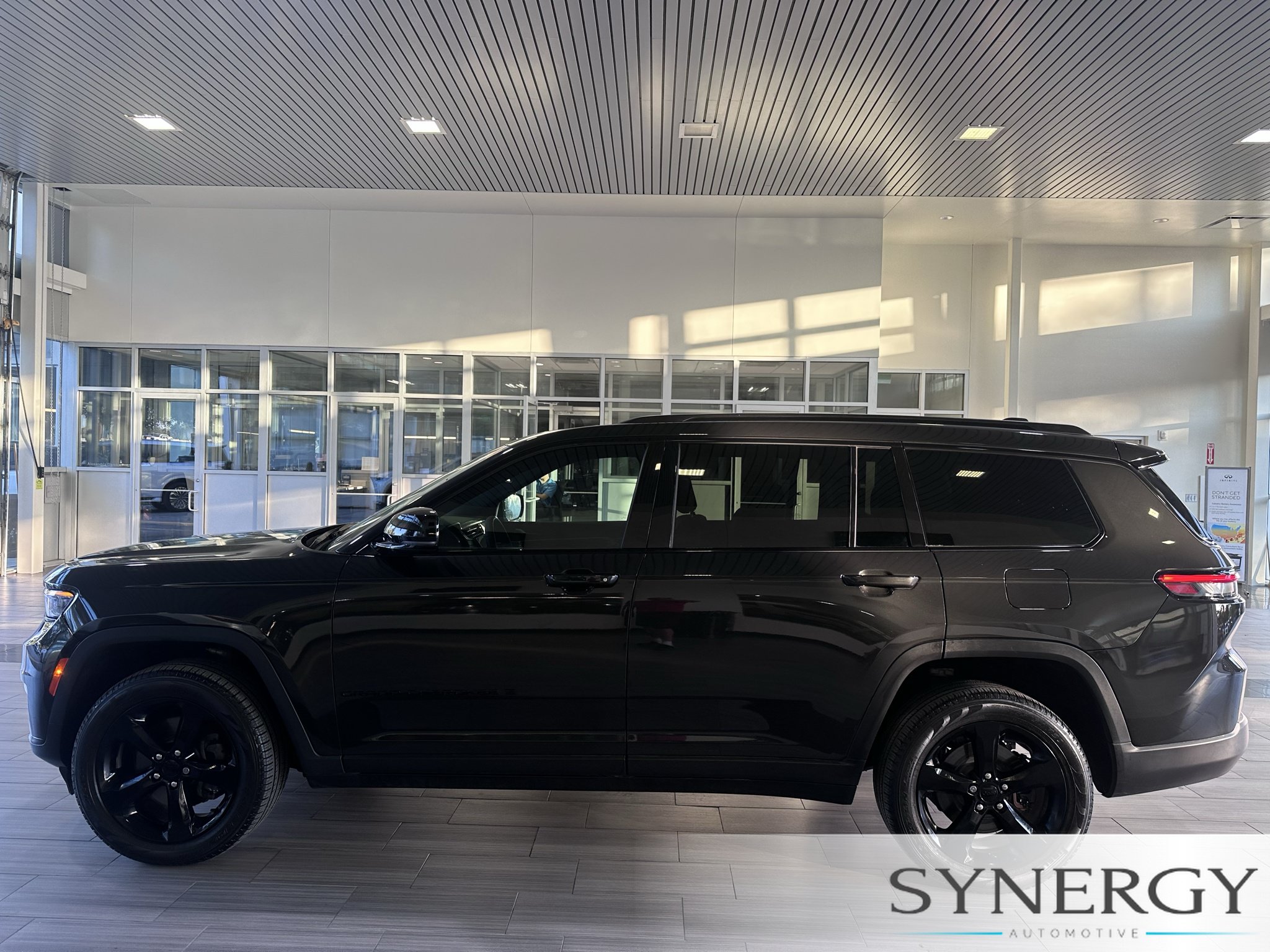 Used 2024 Jeep Grand Cherokee L Limited w/ Black Appearance Package AWD/4WD image 15