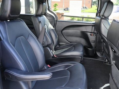 Used 2024 Chrysler Pacifica Limited FWD image 12