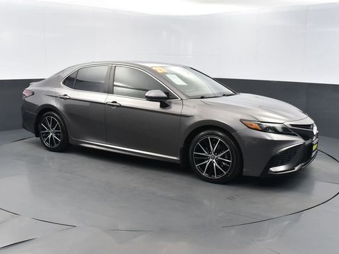 Used 2021 Toyota Camry SE image 3