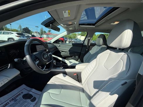 Used 2025 Hyundai Elantra Limited FWD image 25