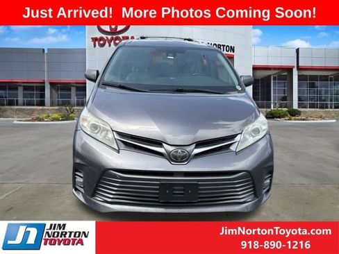 Used 2019 Toyota Sienna XLE Premium FWD image 2