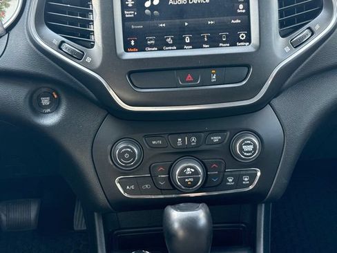Used 2022 Jeep Cherokee Trailhawk w/ Sound & Nav Group AWD/4WD image 18