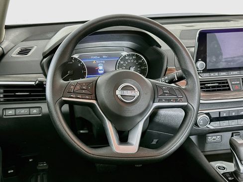 Used 2025 Nissan Altima 2.5 SV FWD image 18