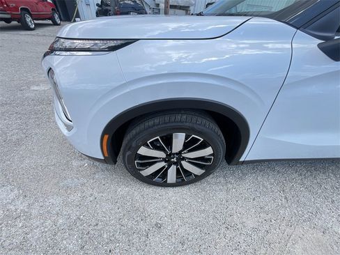 New 2025 Mitsubishi Outlander SE image 10