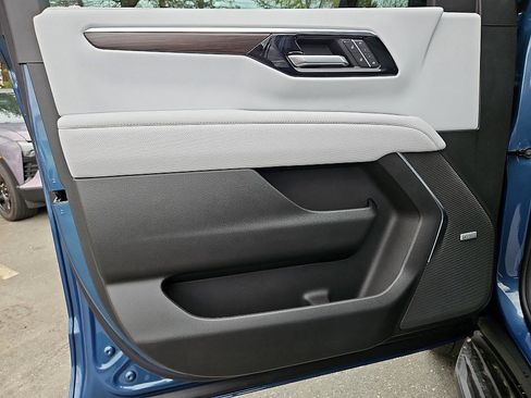 New 2026 Chevrolet Suburban Premier image 14